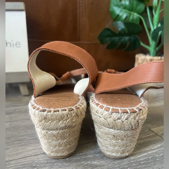 Andre Assous Dainty Peep Toe Espadrille Wedge Sandals in Cuero Tan Size 9 NWOB! - Picture 6 of 9